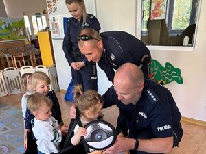 Zdjęcia przedstawiają funkcjonariuszy z Komendy Powiatowej Policji w Leżajsku podczas spotkania z dziećmi z "Bajkolandii".