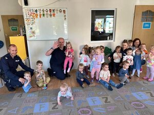 Zdjęcia przedstawiają funkcjonariuszy z Komendy Powiatowej Policji w Leżajsku podczas spotkania z dziećmi z "Bajkolandii".