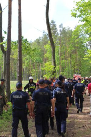 Ćwiczenia taktyczno - specjalne służb w gminie Gorzyce- policjanci z Komendy Miejskiej Policji w Tarnobrzegu i Komisariatu Policji w Gorzycach podczas działań.