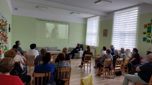 zdjęcia z debaty społecznej pn.&amp;quot;Bezpieczeństwo seniorów&amp;quot; zorganizowana w klubie seniora w Dubiecku. Uczestnicy oglądają wyświetlony film edukacyjny dot. przemocy wobec osoby starszej.