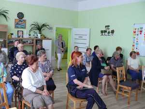 zdjęcia z debaty społecznej pn.&quot;Bezpieczeństwo seniorów&quot; zorganizowana w klubie seniora w Dubiecku