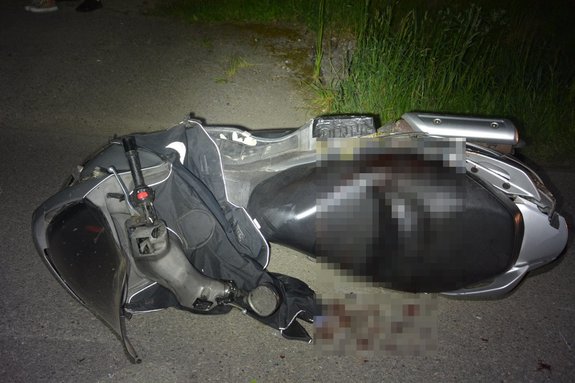 Uszkodzony motocykl leżący na jezdni