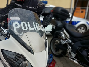 policjanci w kombinezonach i kaskach obok motocykli