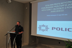 Przemawiający Zastępca Komendanta Powiatowego Policji w Jaśle