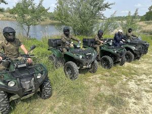 Na zdjęciu policjanci i funkcjonariusze straży rybackiej podczas ćwiczeń na quadach- Jezioro Tarnobrzeski 26.05.2023 r.