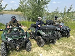 Na zdjęciu policjanci i funkcjonariusze straży rybackiej podczas ćwiczeń nad Jeziorem Tarnobrzeskim.