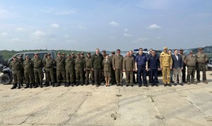 Na zdjęciu policjanci i funkcjonariusze straży rybackiej podczas ćwiczeń nad Jeziorem Tarnobrzeskim.