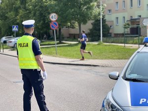 Zdjęcia przedstawiają udział policjantów z Komendy Powiatowej Policji w Leżajsku podczas "9. Leżajskiego Biegu Zośki Turosz", który miał miejsce w sobotę 28.05.2023 r. Zdjęcia sytuacyjne z zabezpieczenia trasy biegu oraz z działalności profilaktycznej z dziećmi i młodzieżą.