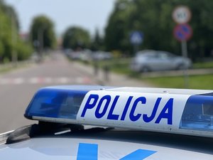 Zdjęcie przedstawia policyjną belkę z napisem "Policja"