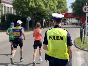 Zdjęcia przedstawiają udział policjantów z Komendy Powiatowej Policji w Leżajsku podczas "9. Leżajskiego Biegu Zośki Turosz", który miał miejsce w sobotę 28.05.2023 r. Zdjęcia sytuacyjne z zabezpieczenia trasy biegu oraz z działalności profilaktycznej z dziećmi i młodzieżą.