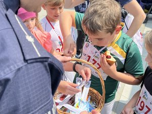 Zdjęcia przedstawiają udział policjantów z Komendy Powiatowej Policji w Leżajsku podczas "9. Leżajskiego Biegu Zośki Turosz", który miał miejsce w sobotę 28.05.2023 r. Zdjęcia sytuacyjne z zabezpieczenia trasy biegu oraz z działalności profilaktycznej z dziećmi i młodzieżą.