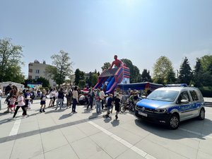 Zdjęcia przedstawiają udział policjantów z Komendy Powiatowej Policji w Leżajsku podczas "9. Leżajskiego Biegu Zośki Turosz", który miał miejsce w sobotę 28.05.2023 r. Zdjęcia sytuacyjne z zabezpieczenia trasy biegu oraz z działalności profilaktycznej z dziećmi i młodzieżą.