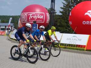 zdjęcia przedstawiają uczestników- kolarzy podczas przejazdów w wyścigu &amp;quot; Orlen Lang Team Race.