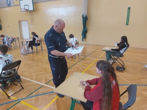 Nadkom. Paweł Grześ podczas testu wiedzy.