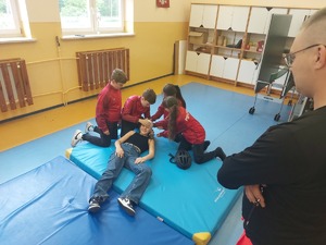 Uczniowie podczas etapu pierwszej pomocy