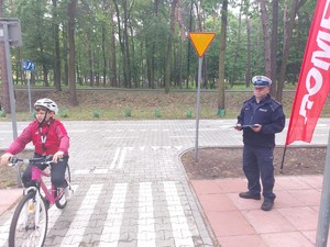 Nadkom. Paweł Grześ podczas etapu w miasteczku drogowym.