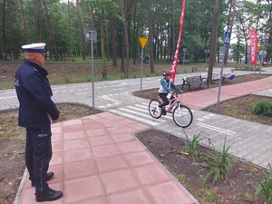 Mł.asp. Piotr Barnaś egzaminuje kolejnego uczestnika turnieju.