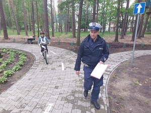 Mł.asp. Łukasz Patyk podczas egzaminu w miasteczku drogowym.