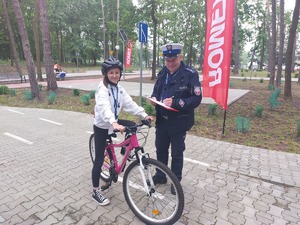 Mł.asp. Paweł Misa objaśnia zasady egzaminu.