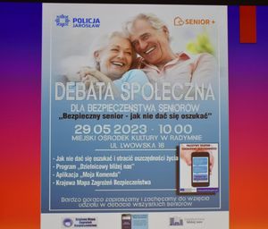 Plakat informujący o debacie społecznej w Radymnie wyświetlony na ekranie