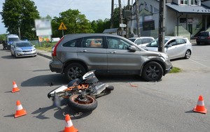Uszkodzenia pokolizyjne motocykla i osobowej hondy