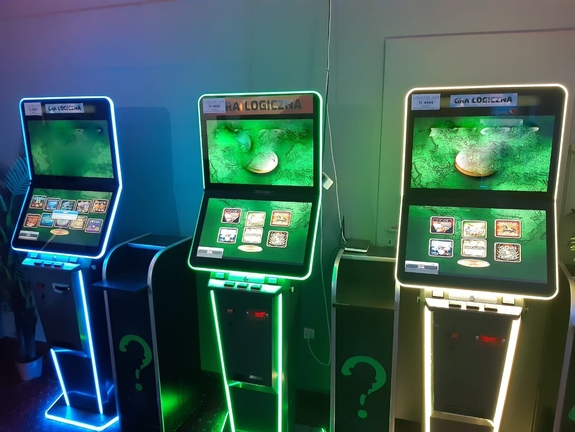 zdjęcie trzech automatów do gier zabezpieczonych przy ul.11-go Listopada w Kolbuszowej