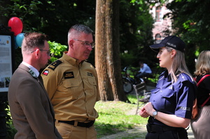 Policjantka, rzecznik straży pożarnej w Jaśle oraz przedstawiciel nadleśnictwa rozmawiają