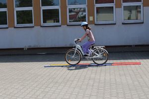 Na zdjęciu uczniowie klasy IV Szkoły Podstawowej nr 7 w Tarnobrzegu na egzaminie na kartę rowerową.