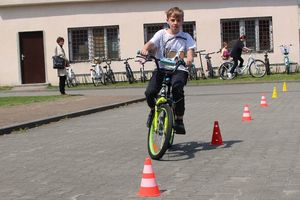 Na zdjęciu uczniowie klasy IV Szkoły Podstawowej nr 7 w Tarnobrzegu na egzaminie na kartę rowerową.