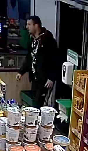 na zdjęciu mężczyzna podejrzany o kradzież sklepową w Żabce przy ul. Wianek w Tarnobrzegu