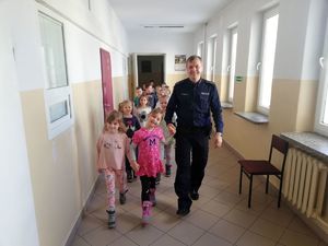 Policjanci z Komendy Miejskiej Policji w Tarnobrzegu - spotkania z dziećmi.