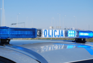 Na zdjęciu belka policyjnego radiowozu z napisem policja.