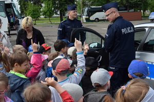 policjanci podczas spotkania profilaktycznego