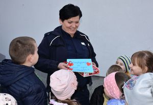 Dzieci z policjantami z województwa podkarpackiego