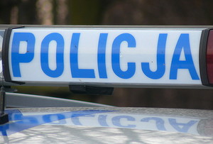 Napis policja na radiowozie policyjnym
