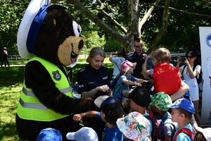 Policjanci podczas pikniku z okazji Dnia Dziecka na rzeszowskich bulwarach