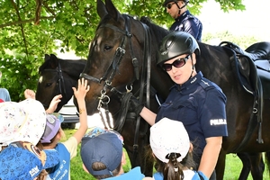 Policjanci podczas pikniku z okazji Dnia Dziecka na rzeszowskich bulwarach