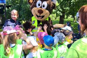 Policjanci podczas pikniku z okazji Dnia Dziecka na rzeszowskich bulwarach