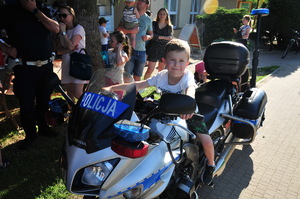 Chłopiec siedzący na policyjnym motocyklu