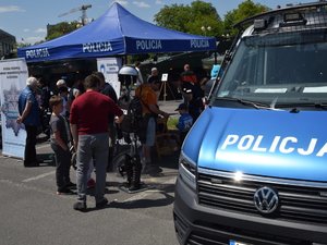 ogólna fotografia przedstawiająca policyjne stoisko oraz radiowóz