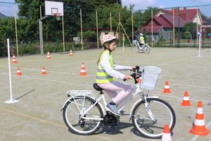 Uczniowie klasy IV Szkoły Podstawowej podczas egzaminu na kartę rowerową.