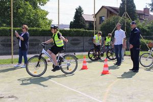 Uczniowie klasy IV Szkoły Podstawowej podczas egzaminu na kartę rowerową.