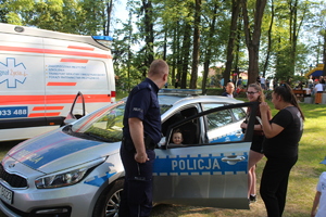 Radiowóz policyjny na pikniku w Brzozowie