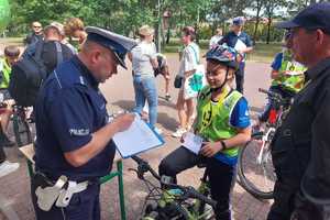 Uczestnicy Finału podczas poszczególnych etapów konkursu - testu wiedzy i prób sprawnościowej jazdy na rowerze - pod okiem policjantów