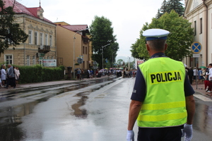 Zabezpieczenie skrzyżowania w Brzozowie przez policjanta