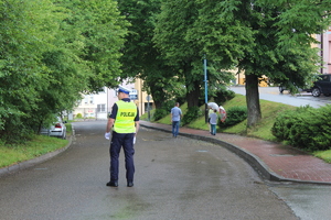 Zabezpieczenie skrzyżowania w Brzozowie przez policjanta ruchu drogowego.