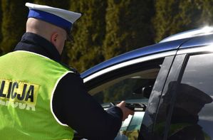 Policjant kontroluje stan trzeźwości kierowcy