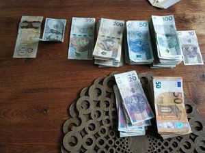 Na zdjęciu zabezpieczona gotówka