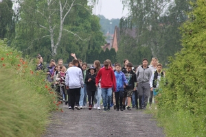 Na zdjęciu uczniowie szkoły podstawowej zmierzający na spotkanie profilaktyczne.