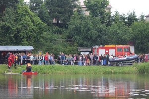 Na zdjęciu uczestnicy spotkania zgromadzeni nad akwenem wodnym